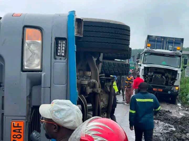 Accident Edea-Kribi: Un Conteneur Se Renverse, Route Bloquée
