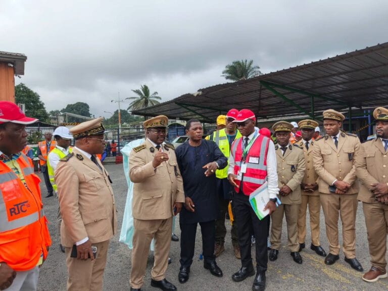 Douala : Malgré des relations tendues, le Préfet et le Gouverneur unis pour un don chinois en présence du Minat
