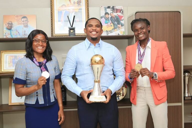 FECAFOOT : Samuel Eto&rsquo;o reçoit les arbitres camerounaises médaillées de la CAN Féminine Maroc 2026